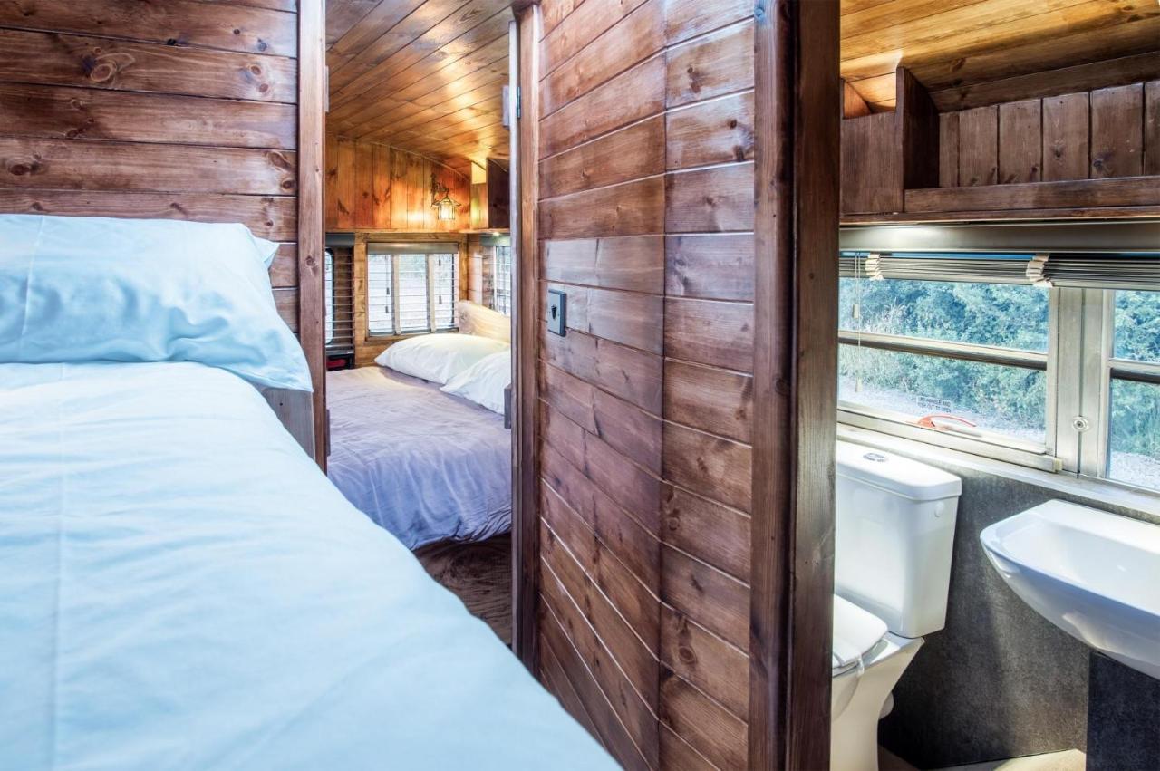 American School Bus - 1 Bedroom - Blossom Farm - Tiers Cross Johnston Esterno foto