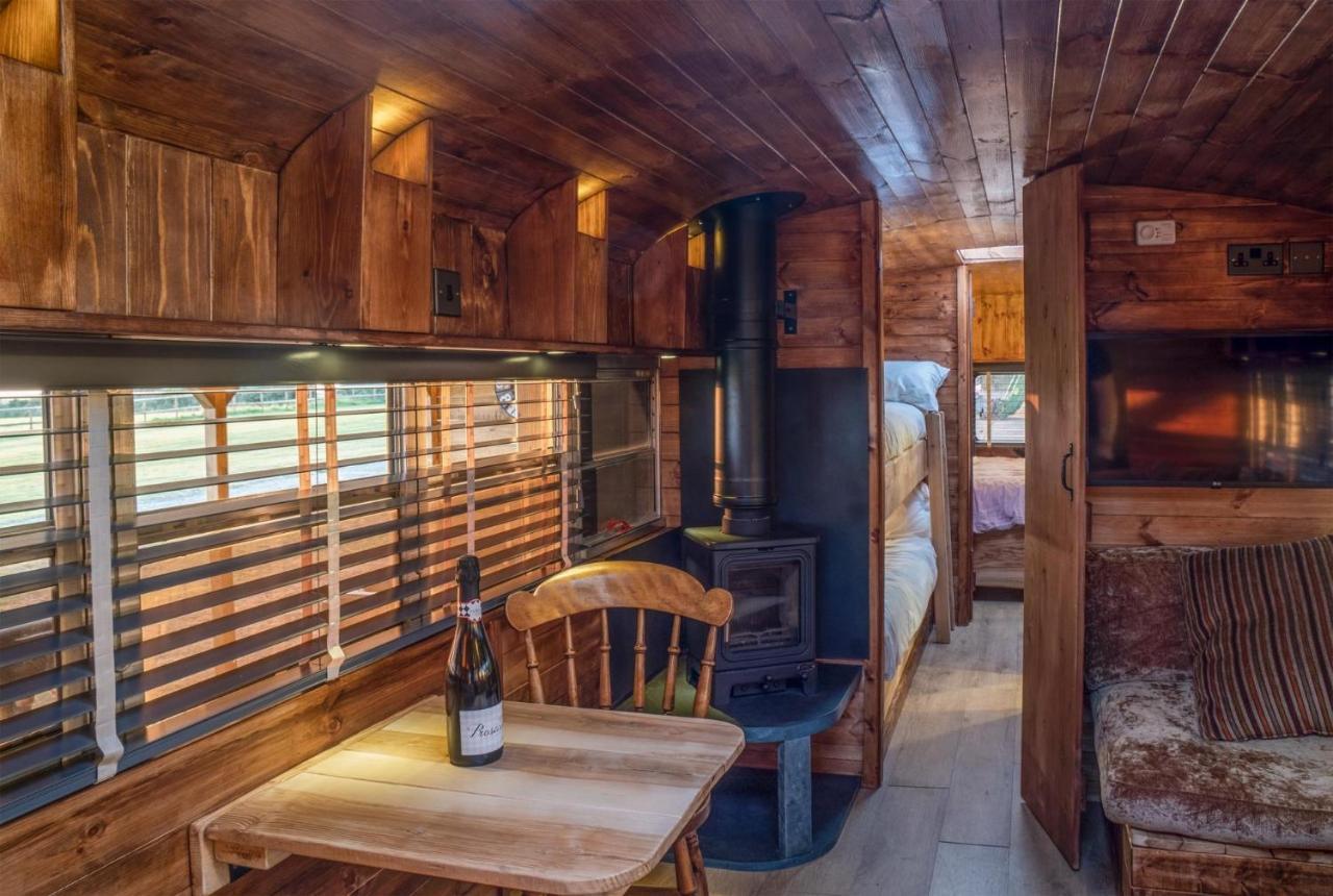 American School Bus - 1 Bedroom - Blossom Farm - Tiers Cross Johnston Esterno foto