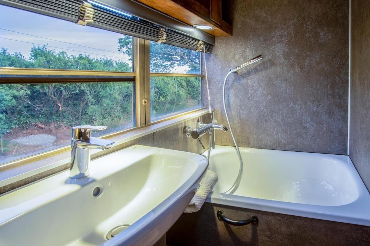 American School Bus - 1 Bedroom - Blossom Farm - Tiers Cross Johnston Esterno foto